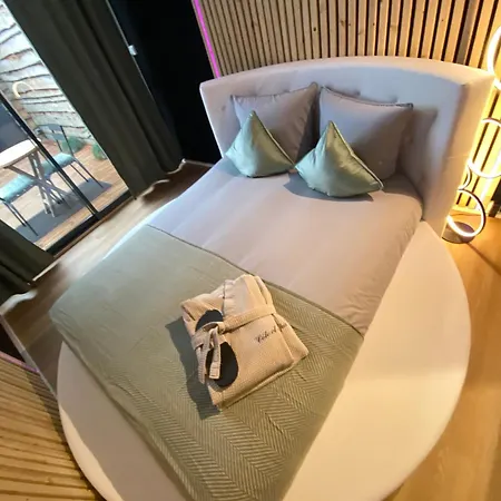 ゲストハウス With Jacuzzi And Sauna *